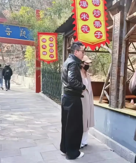 有网友看不下去了，为小菲打抱不平了，徐女士的事情，的确不应该找小菲。大家怎么都是