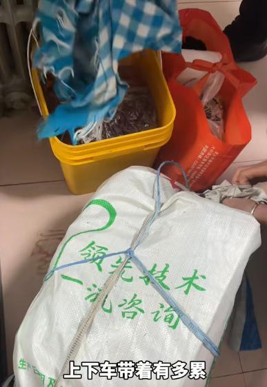 天津，30岁远嫁孙女今年不回家过年，年近80岁的爷爷奶奶杀猪宰鹅坐4小时火车来看