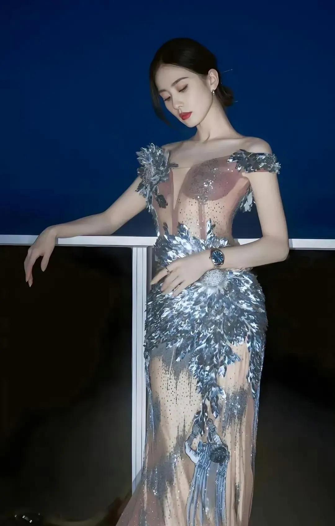 原来我们都被骗了

原来女明星的透视装都是内有乾坤的

还以为她们真的这么大