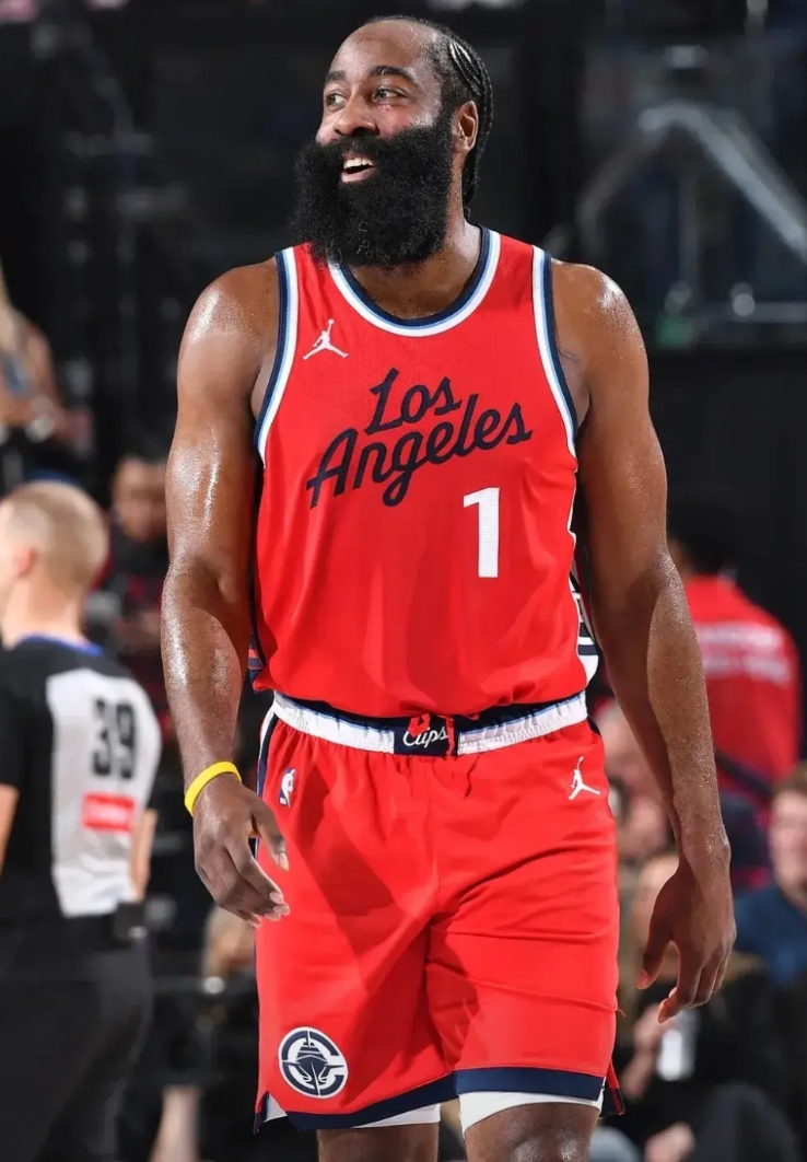 鲍尔默高兴极了，不只是客场4分险胜灰熊，更是因为———

1、快船开启魔鬼3连客