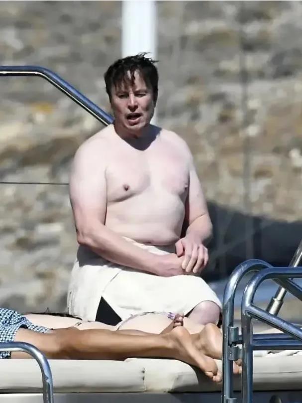 马斯克也蹭黑神话悟空的流量，资本家的嗅觉最为灵敏。
资本家绝不和钱过不去。
什么