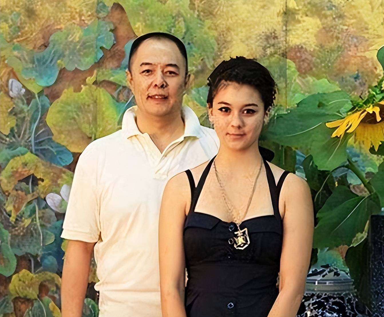 当年，周旋在自己的签售会上哭着说：“一位演皇上的演员，暗示我做性交易。”
记者找