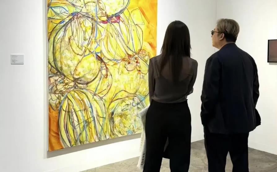 巴塞尔艺术展上，赌王四太、林青霞、邓文迪、王岳伦等人亮相。王岳伦身旁的女子引发猜