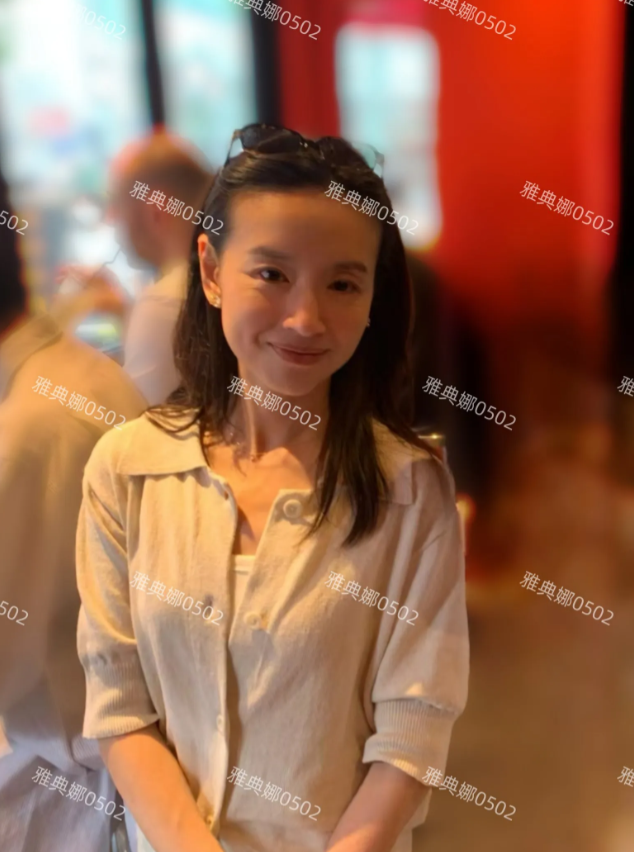 日本原宿偶遇董洁和她的儿子顶顶！
明星就是明星，董洁老师都44岁了，还是那么温柔