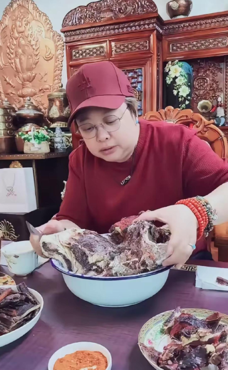 韩红回到西藏姐姐家中，完全融入了藏族的传统饮食文化。她拿着小刀割着刚煮好的大块牦