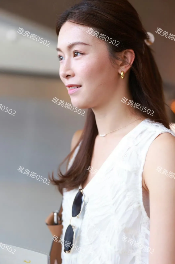 文咏珊机场生图，36岁的她脸发福了不少，年龄感也上来了，跟Angelababy同