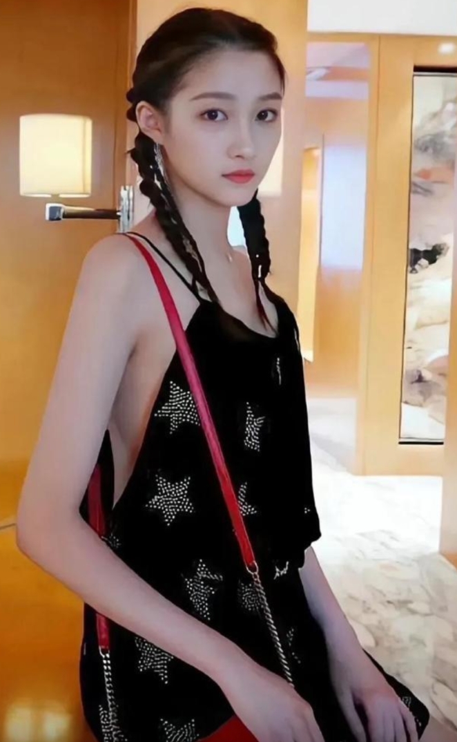 关晓彤这肚兜裙穿的，胆子也太大了吧，就一根细线吊着，这不怕侧面走光吗？