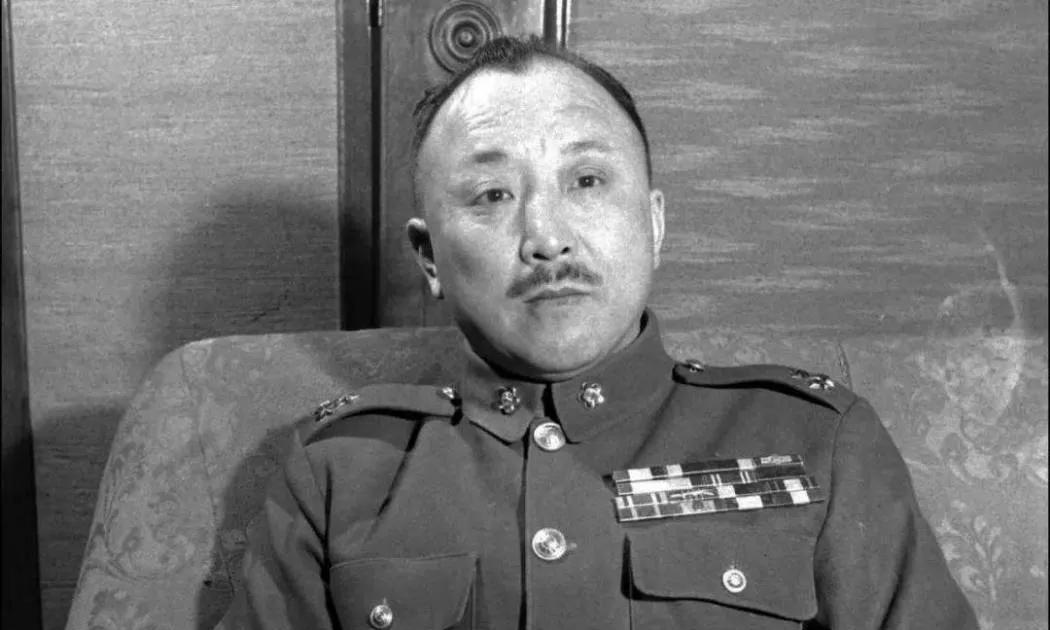 1938年， 八路军115师的师长遛马时遭到友军误伤，住进二十里堡一家医院疗伤。