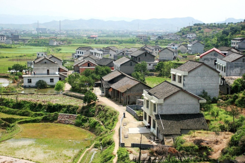 大伯家里有一块闲置的宅基地，靠近马路，位置很好。父亲就和大伯商量，我们家用同等的