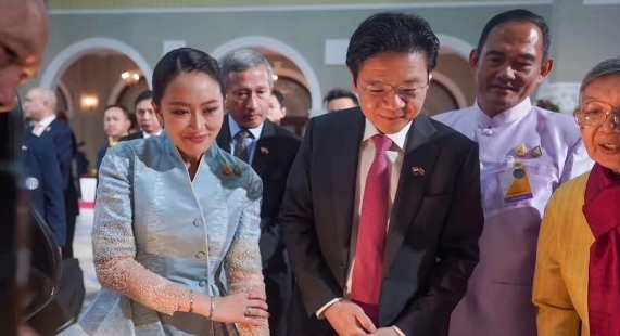 正在泰国进行访问的新加坡总理黄循财，在佩通坦钦那瓦的陪同下，

参观了泰国手工艺