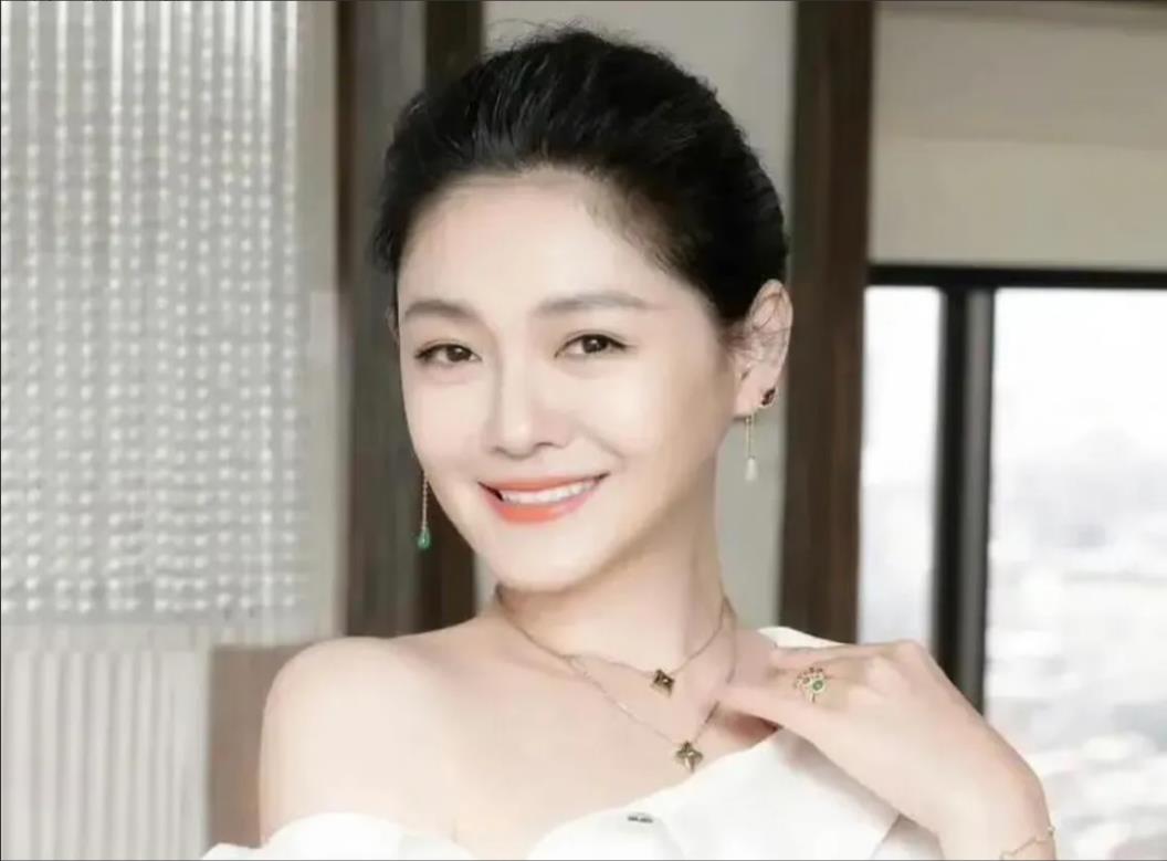 大S（徐熙媛）突发疾病去世，终年48岁！
针对这一网传不幸消息，小S经纪人2月3