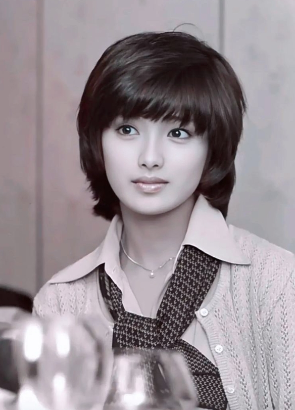 年轻时候的山口百惠，犹如春日绽放的樱花，美得清新脱俗。她的双眸明亮如星辰，蕴含着