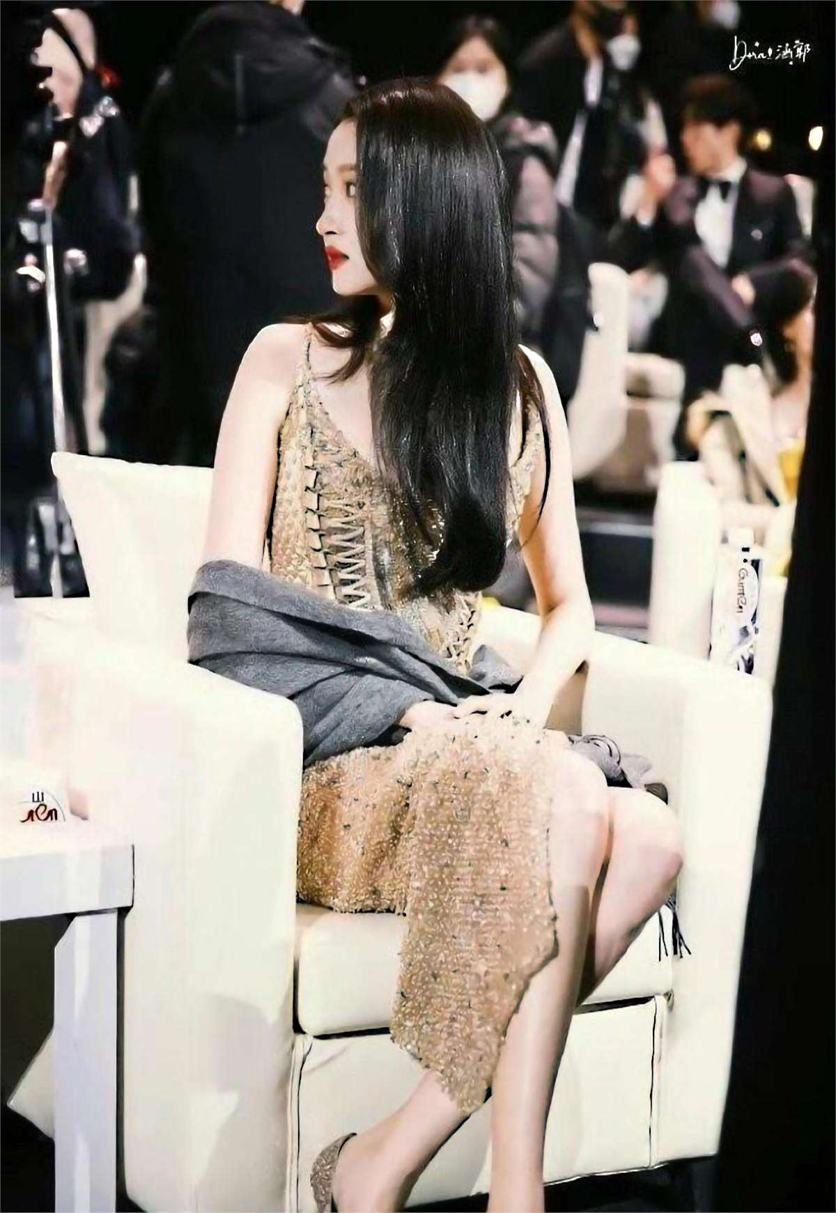 不得不说精修过的图片关晓彤真的很美，这一身晚礼服给人一种落隐落现的朦胧感，这个腿