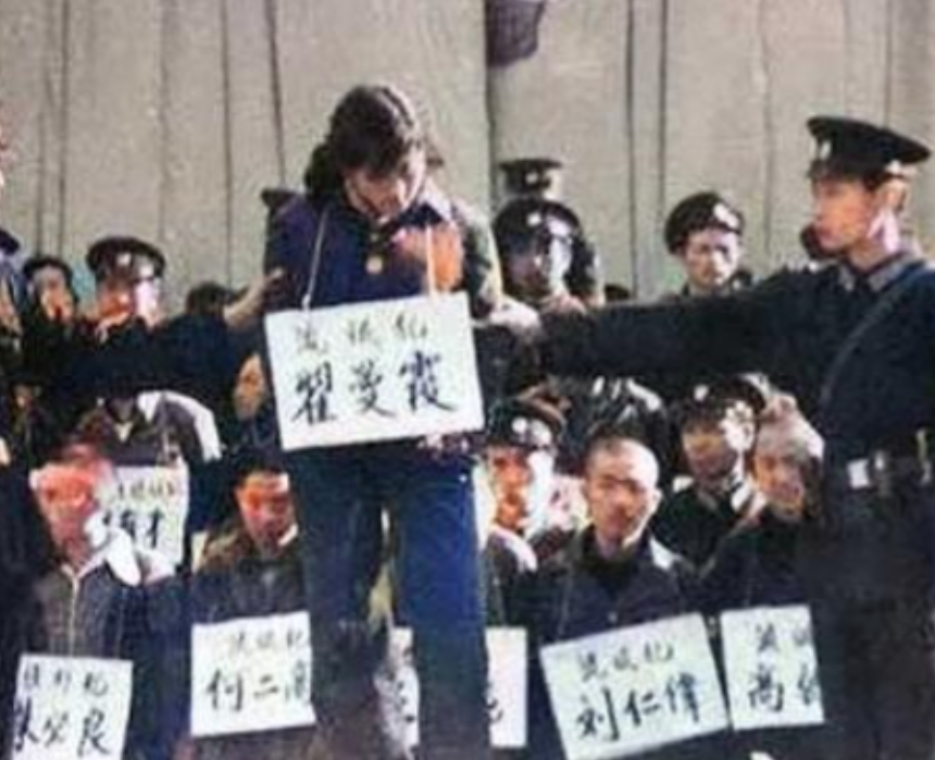 “性是自由的！”1983年，年仅25岁的“女流氓”翟曼霞被带到了刑场，而当法警举