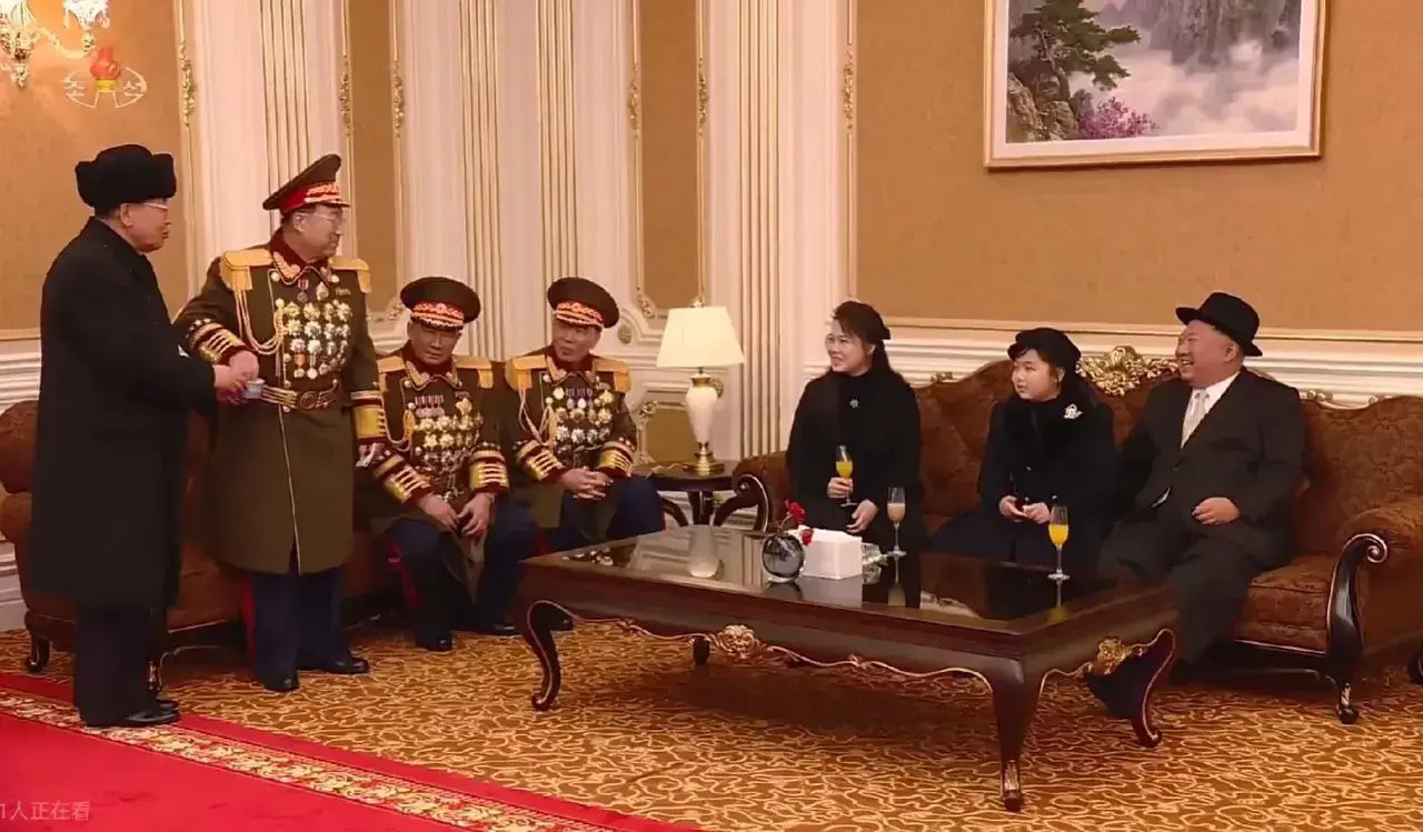 到领导家里做客，领导一家三口坐在一起