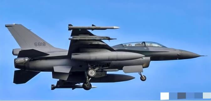 今天，台湾空军两架F-16V战斗机（编号6812、6818）从花莲空军基地飞往九