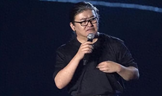 刘欢老师，妥妥的音乐教父级人物，想想他那标志性的长发，还有那浑厚的声音，简直就是一代人的回忆