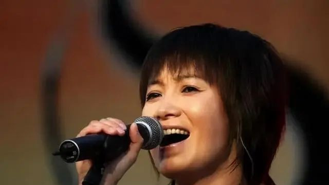 斯琴格日乐：从五次登春晚到被恩师害，如今状况揭秘