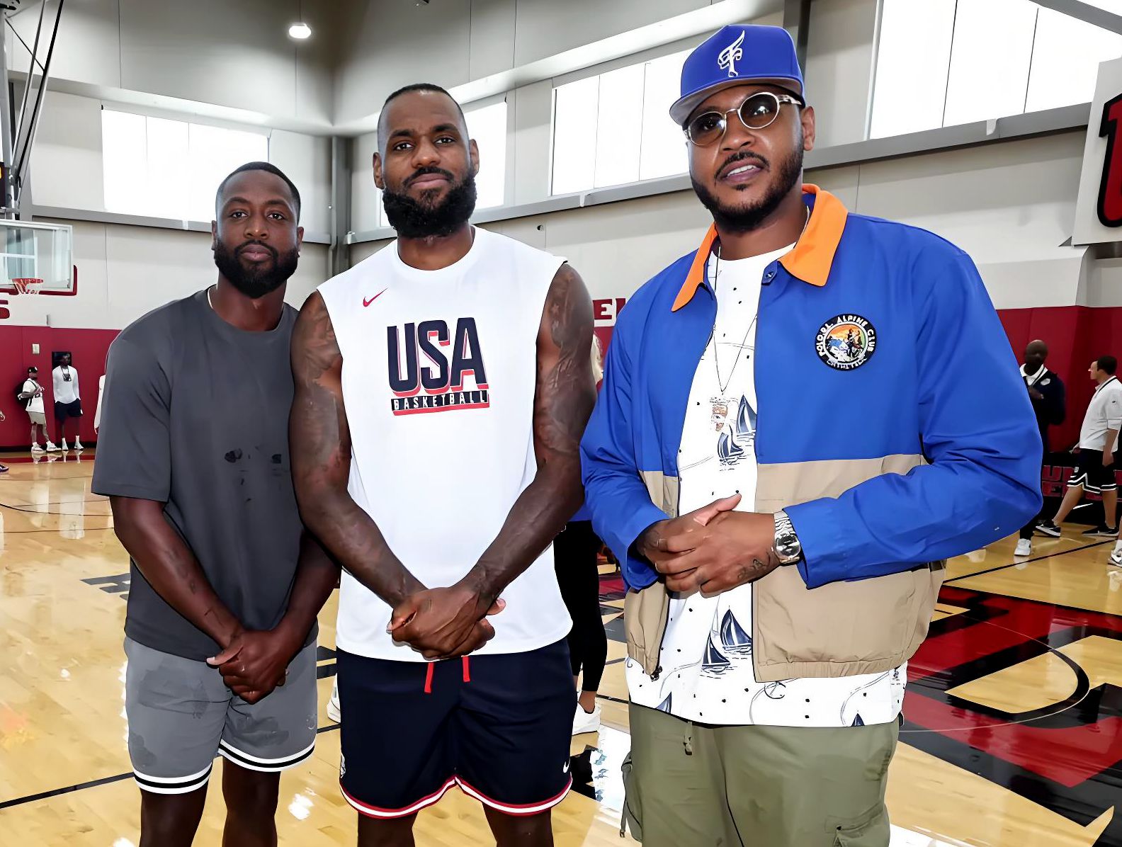 詹姆斯韦德和安东尼合影，探访美国男篮训练营
NBA名宿韦德和安东尼，探访美国男篮