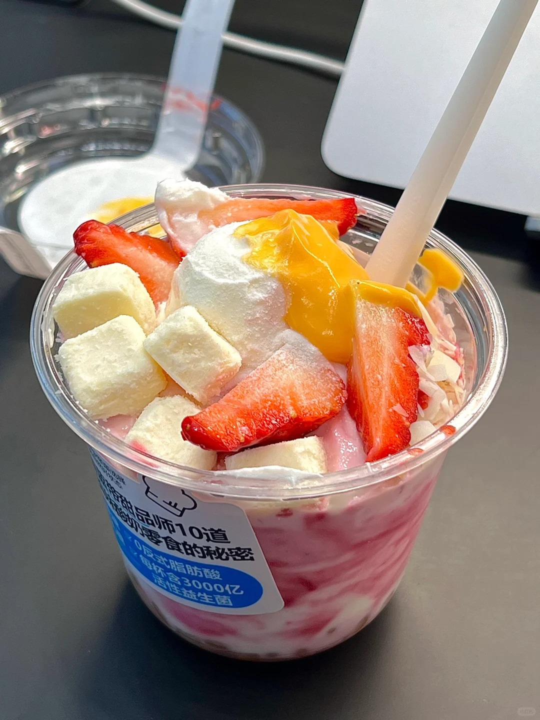 新品 吃了
法式切打奶酪树莓巴斯克🍓
芝士酱是咸口的 像面包里放的那种
底部是