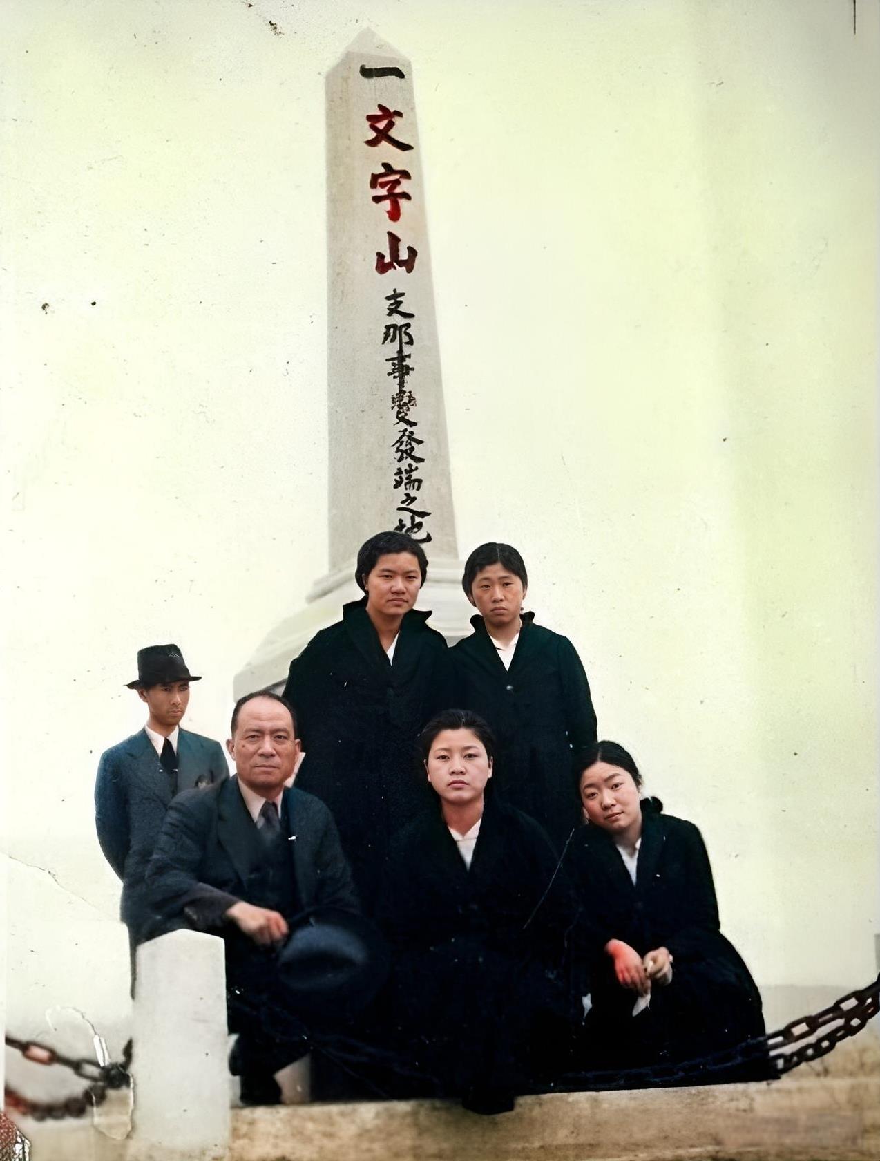 1938年5月，日寇组织北平的日本女学生参观卢沟桥。七七事变发生后，日寇侵占北平