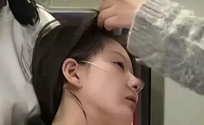 嘿，那位号称“殴打赵露思”的“公司老板”可热闹啦！这事儿闹得沸沸扬扬，如今各种说