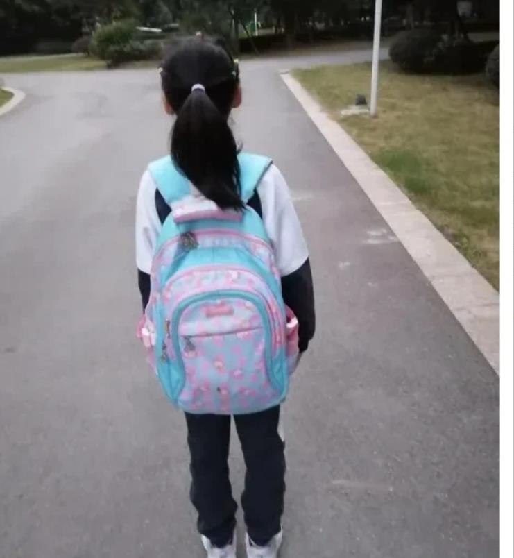 贵州六盘水，女子为了让9岁的女儿考上大学， 每个月挣1000多元工资的她，几乎把