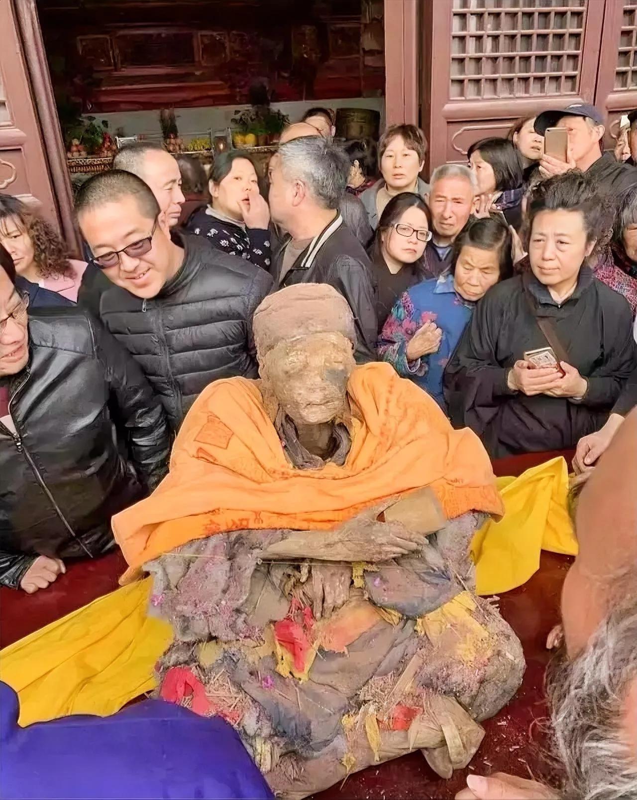 2019年，山东泰州，这位宏远禅师的开缸的现场，一张罕见的照片，从镜头中我们可以