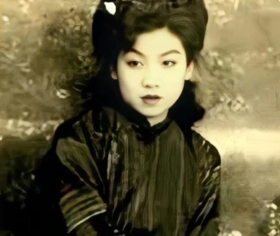 这是民国时期，小品女王赵丽蓉老师小时候照片，长相俊俏眉眼如画，可惜童年生活非常辛