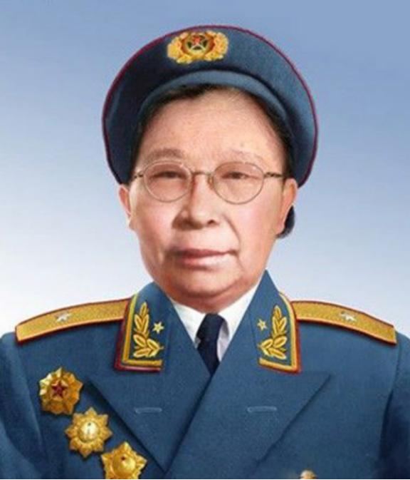 1957年，新中国首位女将军衣锦还乡，村民热情接待，却也遇上了曾经毒打过自己的前