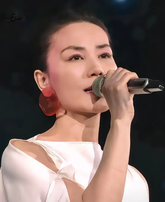 关于王菲的六条信息：

1、王菲，原名王靖雯，1969年8月8日出生于中国北京市