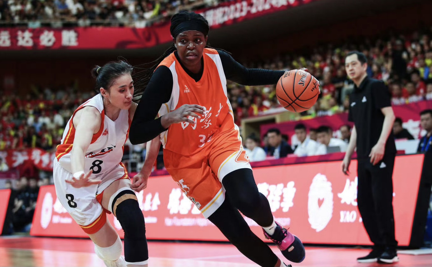 四川女篮之所以输掉G3主要是她们打得太保守了，以为领先10几分就可以磨时间，她们