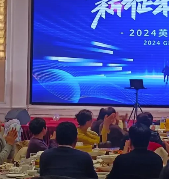 上海，跑销售的男子得知公司开年会，在外出差的他，不想错过这搞好人际关系的机会，他