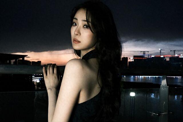 张可盈夜幕下不失性感与霸气