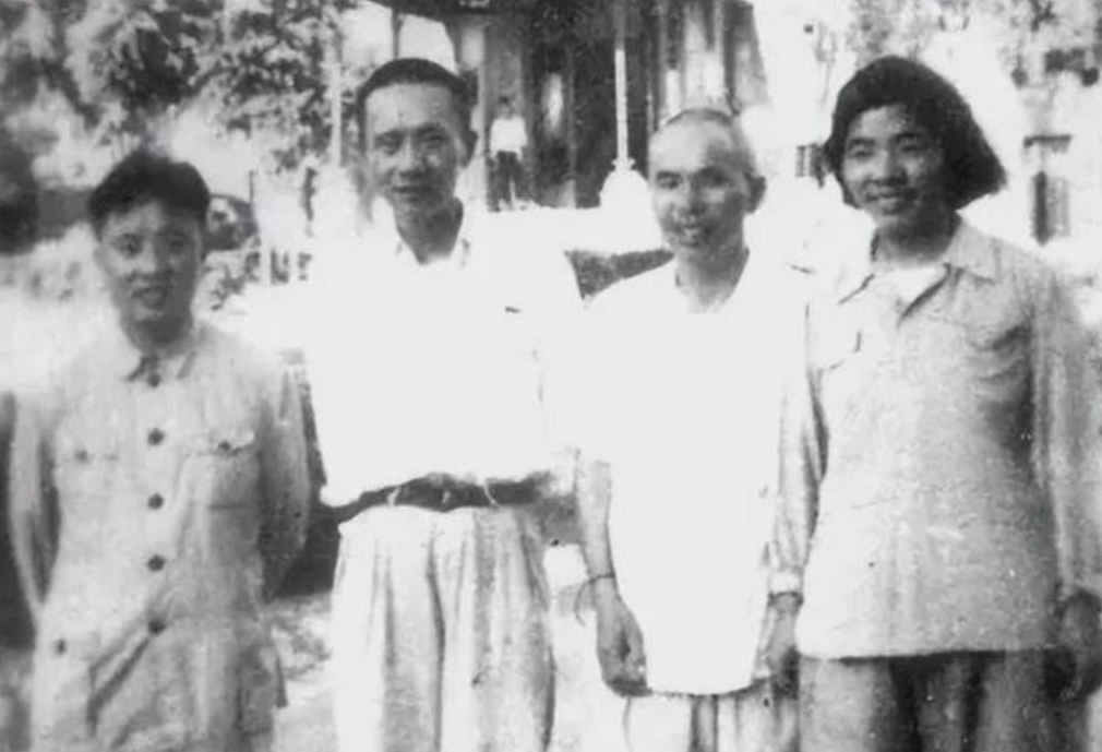 上世纪五六十年代，永定老家来信，告知福建军区政委张鼎丞：“首长，我们筹措了一笔资