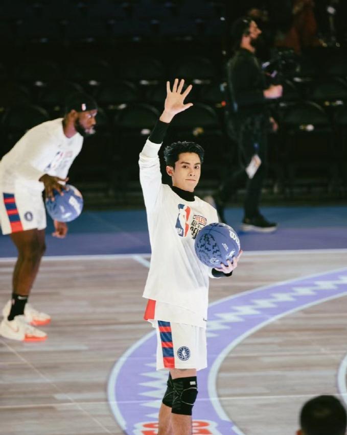 🏀🔥哇塞！你们知道吗？王鹤棣在2月17日的NBA全明星名人赛上可是大放异彩啊