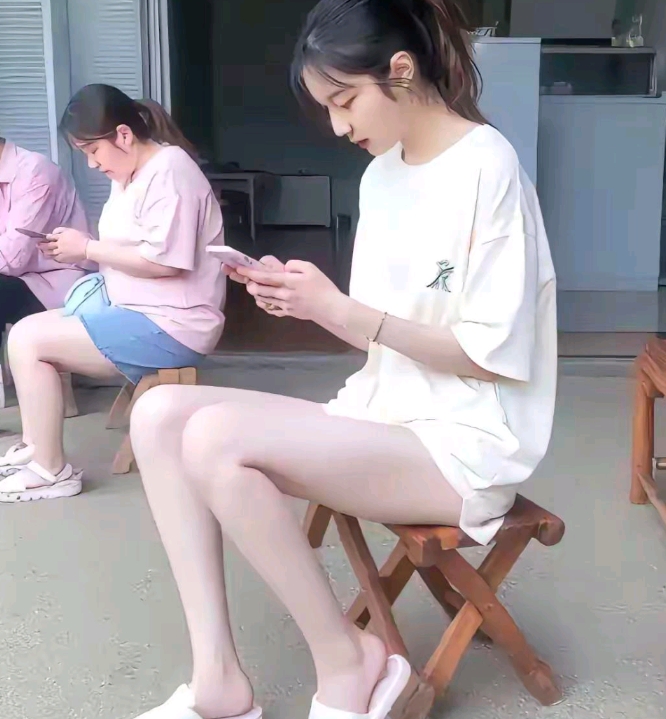 邻居家的大女儿打工回来了！消息传开，可把附近几个村的小伙激动坏了！今天已经有6个