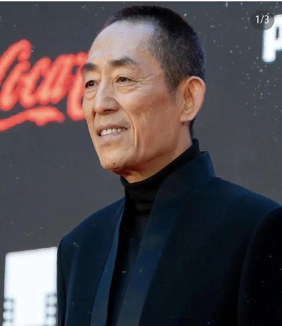 张艺谋节目里一句“遗传基因论”引起轩然大波！
他直言现在年轻演员里漂亮姑娘稀缺，