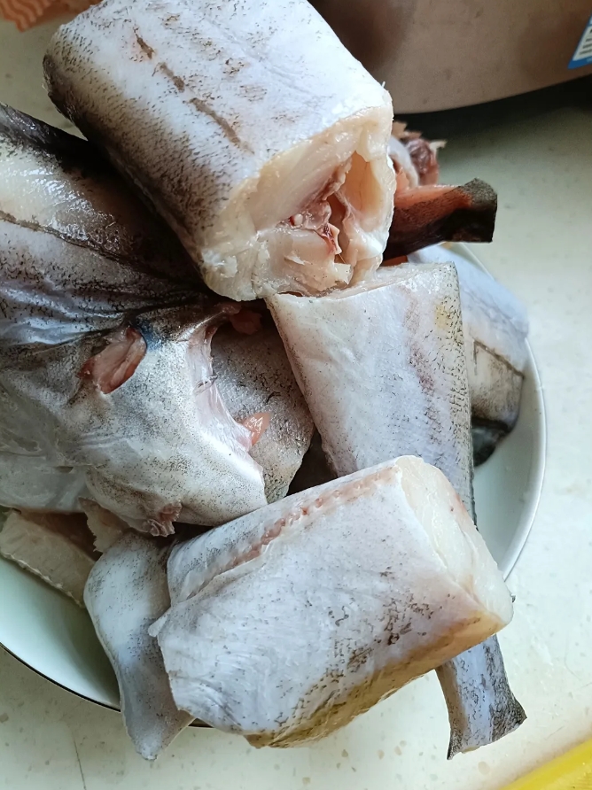 好尴尬啊！[泪奔]在网上花了100块钱买了三斤鳗鱼，开始觉得好便宜啊，到货一看竟