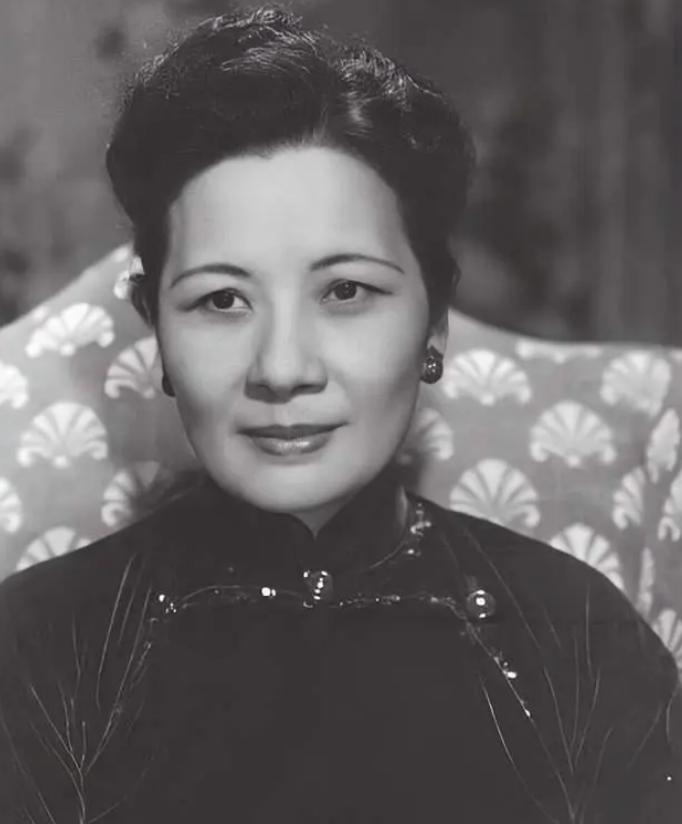1975年蒋介石离世，让人不解的是，他是穿着7条裤子入殓的，关于为何，外界争议不