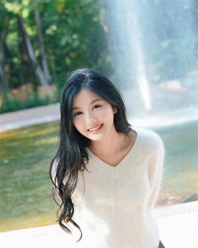 香港大学美女高文君! 五官精致, 气质独特!