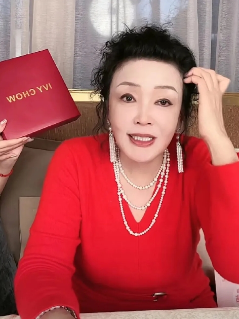 喜气洋洋红红火火大吉大利，欣欣分享来俏生活2年了欣欣刚来的时候黑黑的小朋友是兰姐