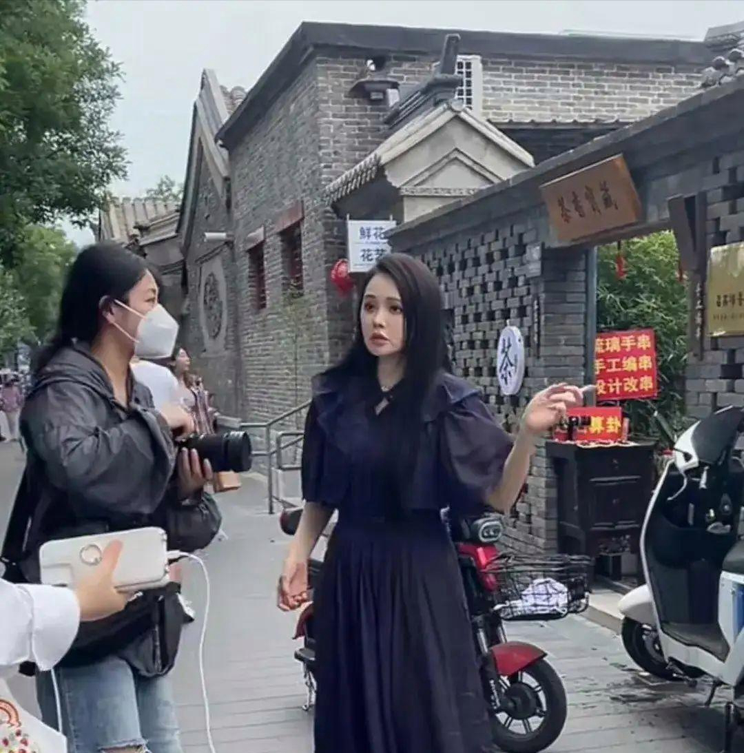 在街头偶然碰到了伊能静，虽然她已经五十多岁了，但身材保持得依然很棒。不过，那个妆