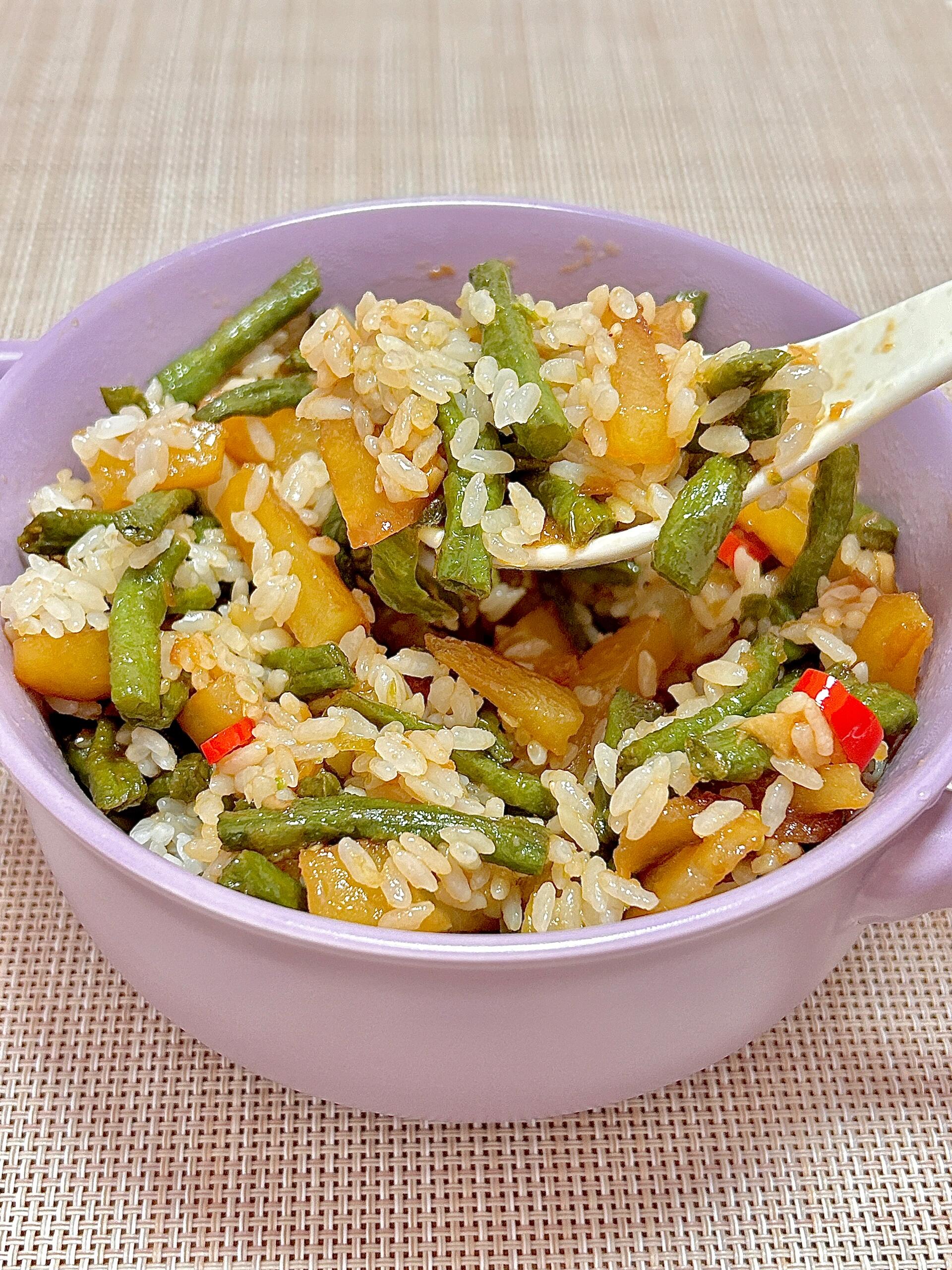 在家做香迷糊的土豆豆角拌饭
超超超级简单的土豆烧豆角教程来啦！拌饭真的是香迷糊啦