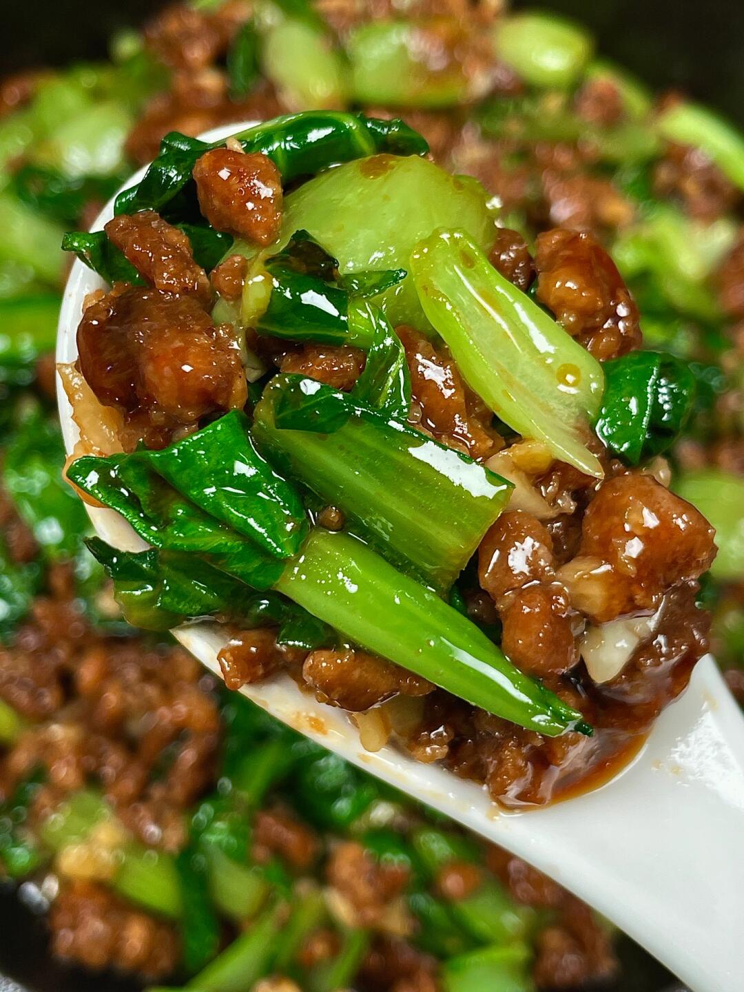 超好吃的肉末小白菜，你们一定要试试
肉末焦香可口，青菜脆脆的，营养美味，拌米饭夹