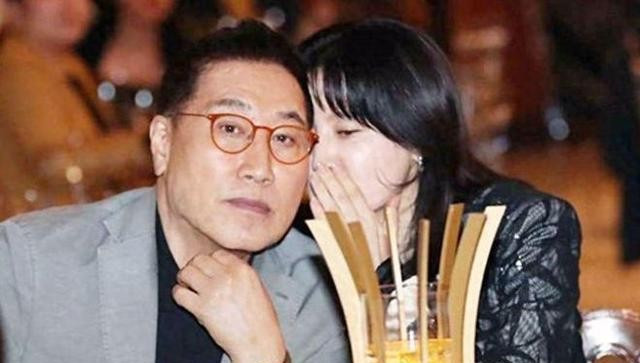 韩国女神李英爱携73岁老公现身，丈夫富可敌国，妻子容光焕发