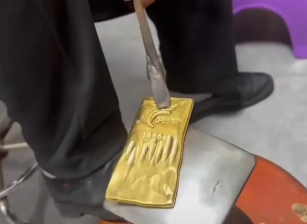 福建，一男子用价值七十万的黄金，交给工匠打造了一口金锅。金锅做好了，男子就用它来