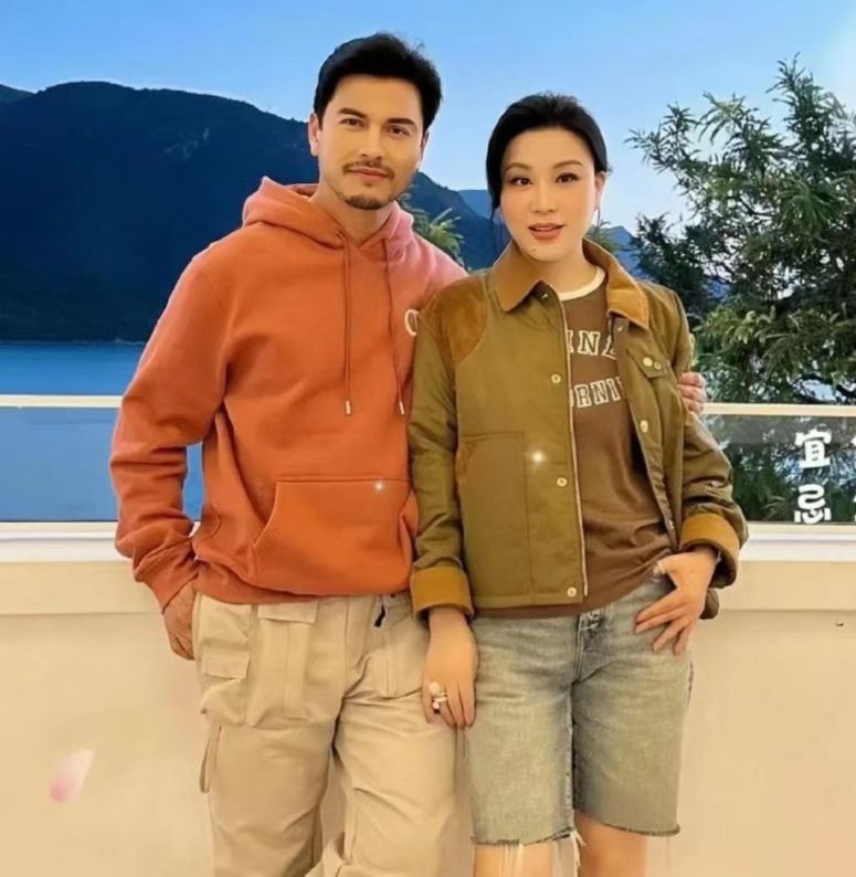 68岁的吕良伟和65的妻子，状态不减当年。镜头下，吕良伟五官深邃，留着胡须，帅气