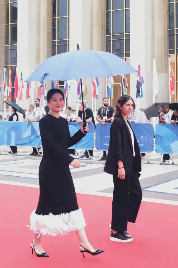 瘦下来之后都变得矫情了，晒什么都不能晒着脸！她是正确的，旁边的老外的脸都被晒红了