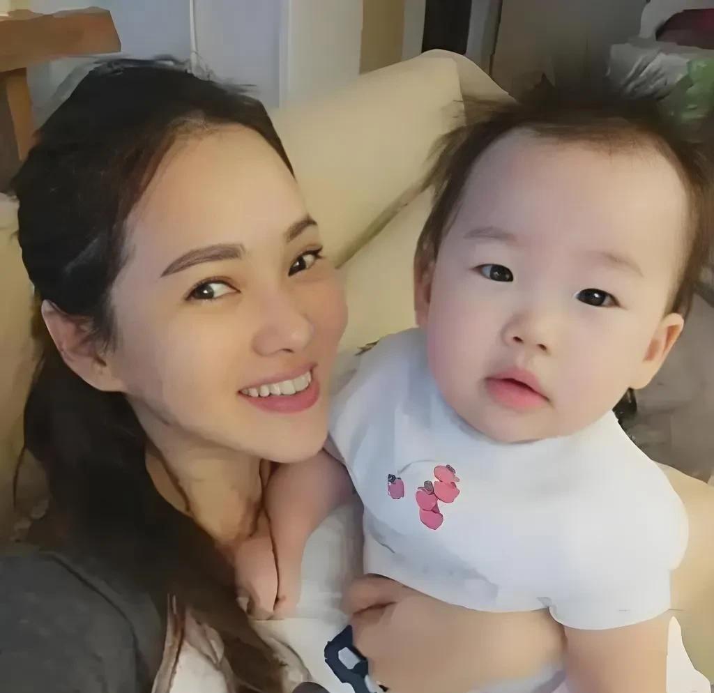伊能静说，她46岁自然怀孕，生下女儿就是上天的一个奇迹。
伊能静的女儿是自然怀孕